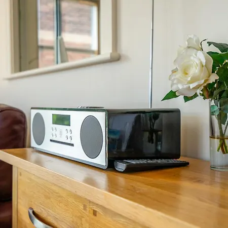 Over The River - Emperors Wharf شقة