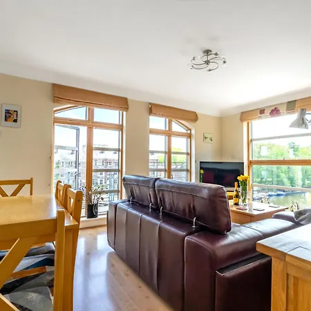 Apartment Over The River - Emperors Wharf York