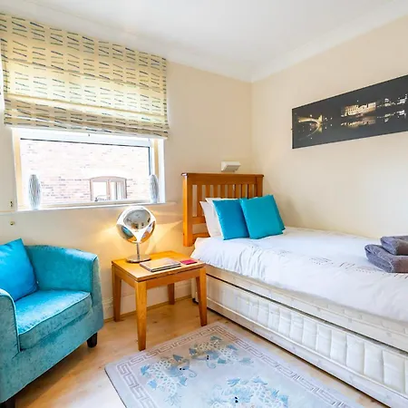 Over The River - Emperors Wharf Apartment *